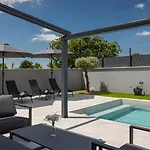 Villa Modern Ana With 2 Bedrooms In Tinjan *