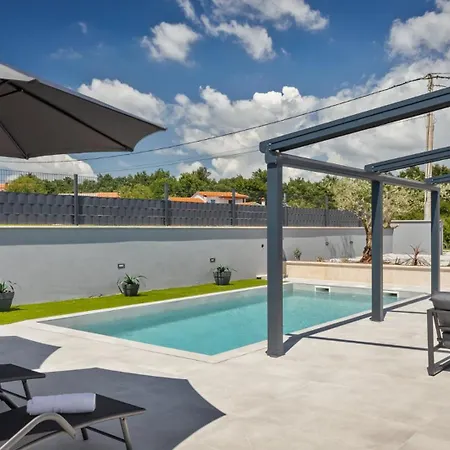 Villa Modern Ana With 2 Bedrooms In Tinjan Brecevici