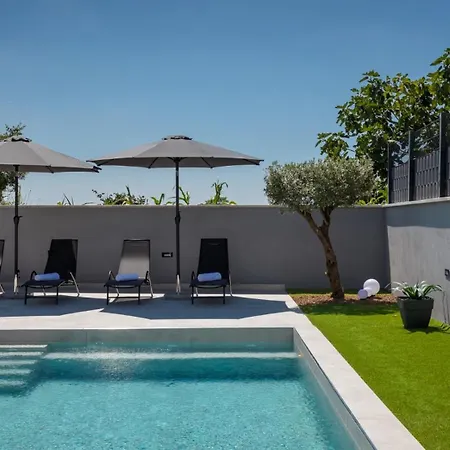 Villa Modern Ana With 2 Bedrooms In Tinjan Brecevici