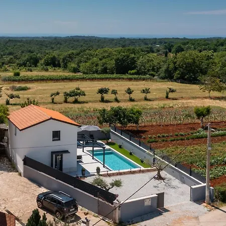 Modern Ana With 2 Bedrooms In Tinjan *