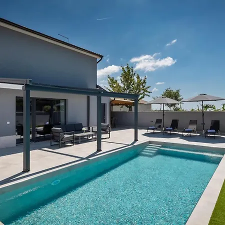 Modern Ana With 2 Bedrooms In Tinjan