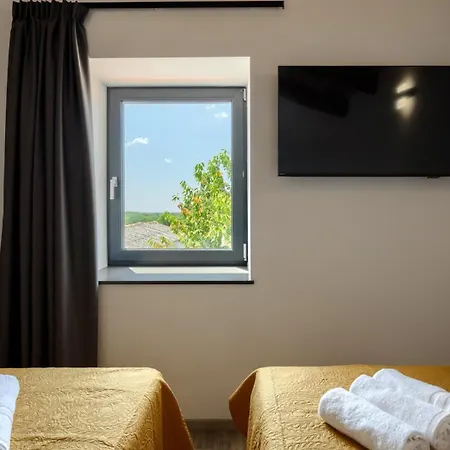 Modern Ana With 2 Bedrooms In Tinjan Brecevici