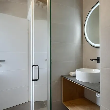Modern Ana With 2 Bedrooms In Tinjan *