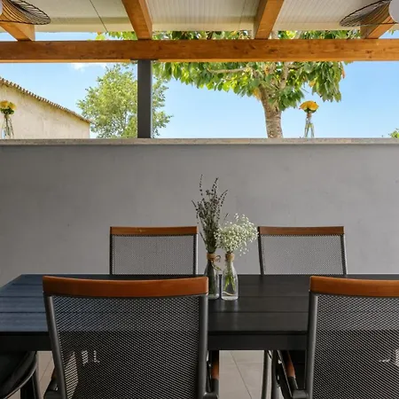 Modern Ana With 2 Bedrooms In Tinjan *