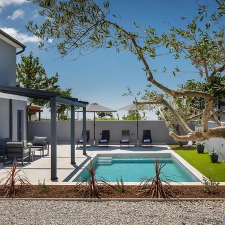 Modern Ana With 2 Bedrooms In Tinjan Brecevici