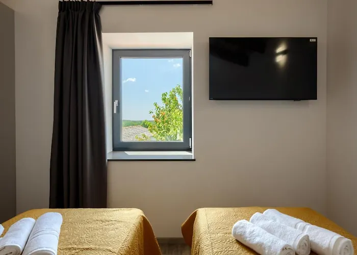 Modern Ana With 2 Bedrooms In Tinjan Brecevici