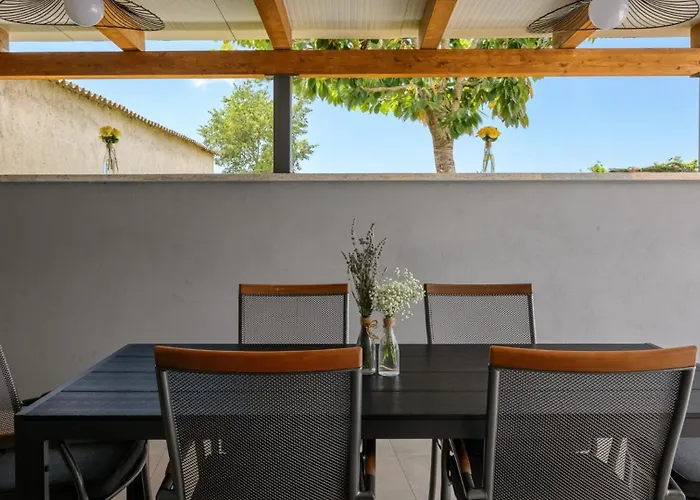 Modern Ana With 2 Bedrooms In Tinjan *