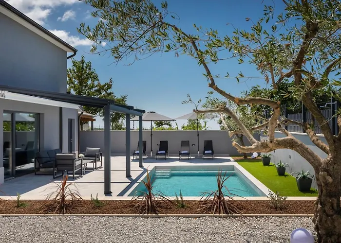 Modern Ana With 2 Bedrooms In Tinjan Brecevici